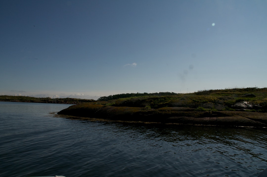 Langs fastland er det tettbygd, men når du kommer ut av havnebassenget åpnes naturen på en helt annen måte. DSC_5584