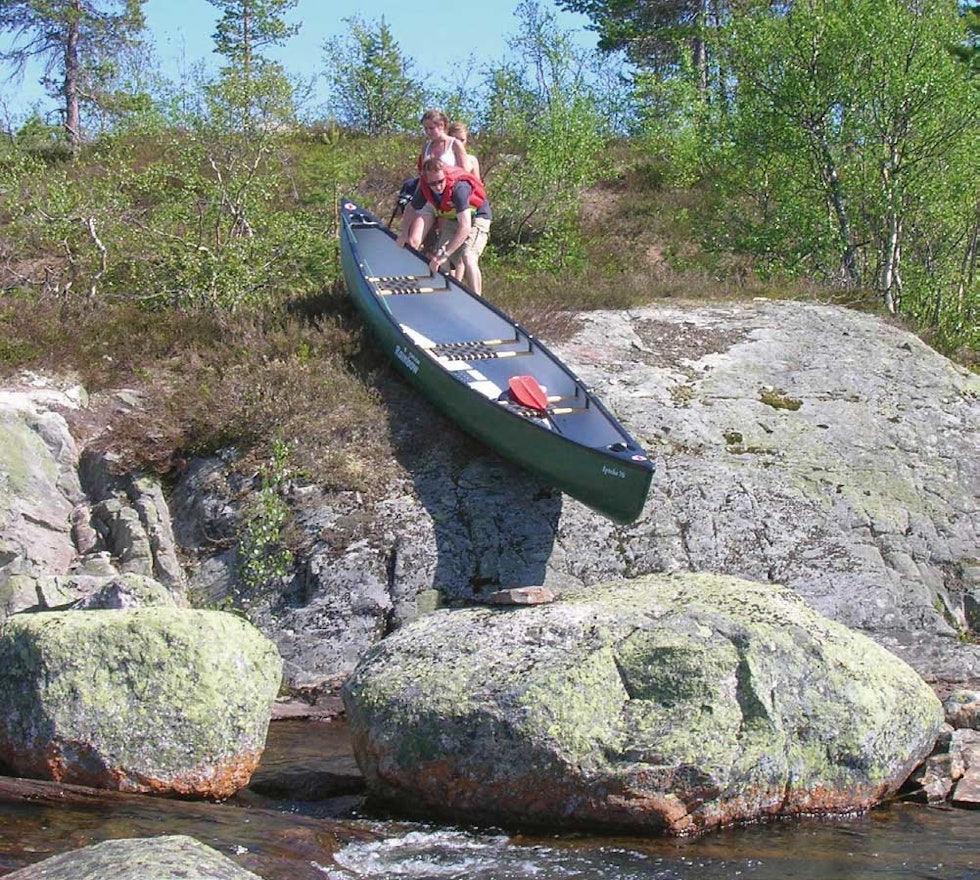 Om du vil gjøre padleturen i Straumsfjorden mer spennende, legger du ut på ekspedisjon selv om det betyr litt bæring innimellom. Foto: Christoffer Falck Johansen Straumsfjorden-Padletur-i-Villmarka-Christoffer-Falck-Johansen-3