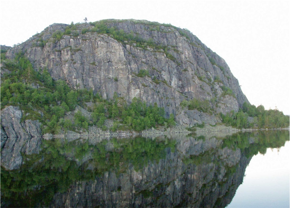 Ringsfjell ser vi fra leirplassen. Det er en fin, liten avstikker å legge inn en topptur opp hit for å få utsikt over vannet og området ellers. Foto: Christoffer Falck Johansen Straumsfjorden-Padletur-i-Villmarka-Christoffer-Falck-Johansen-4