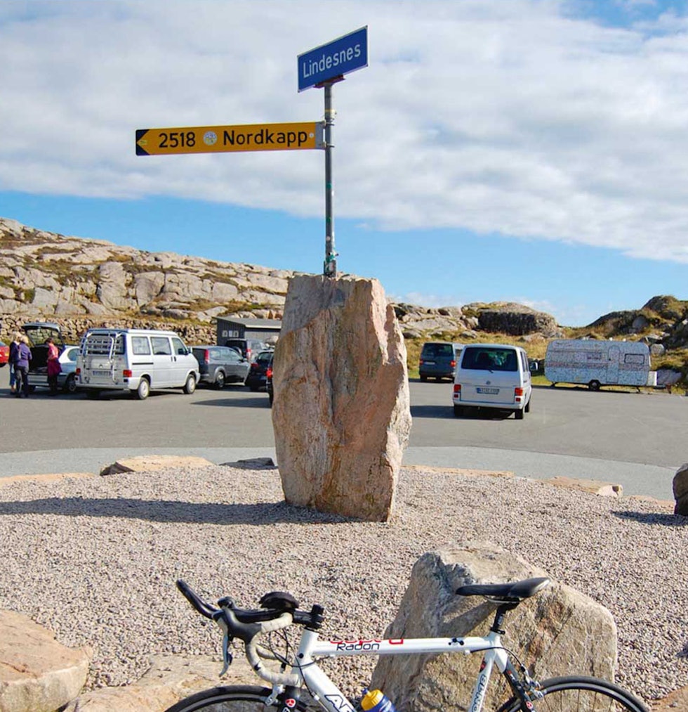 Sykkel er et naturlig framkomstmiddel ut til fyret. De mest ekstreme sykler fra Lindesnes til Nordkapp! Foto: Torolf Kroglund Lindesnes-med-sykkel-Torolf-Kroglund-2