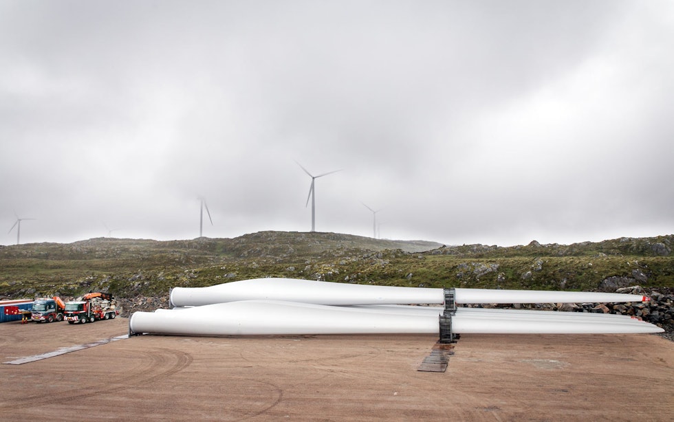 Enorme dimensjoner: Rotorbladene til flere vindturbiner ligger klare på Geitfjellet. De to lastebilene ved siden av blir små i forhold. Rotorbladene har en lengde på 136 meter, og skal monteres på en 87 meter høy turbinmast.