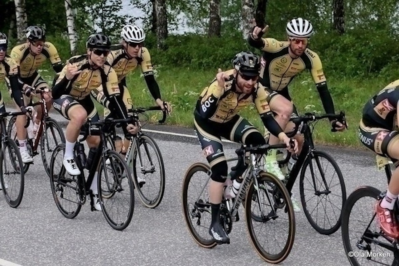 TØFFE KARER: Entusiasmen i BOC-laget var helt hinsides fra start til mål: Foto: Ola Morken. TØFFE KARER: Entusiasmen i BOC-laget var helt hinsides fra start til mål: Foto: Ola Morken.