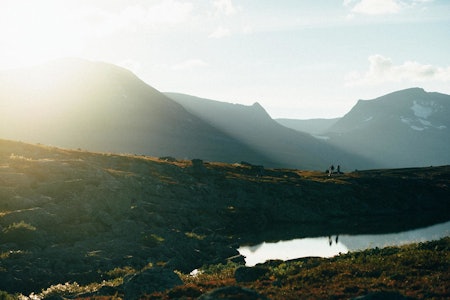 GYLDEN TIME: Erik Eldjarn og Henriette Jordheim på vei mot Gappohytta i tilsynelatende evigvarende gullys. stisykling bikepacking norge