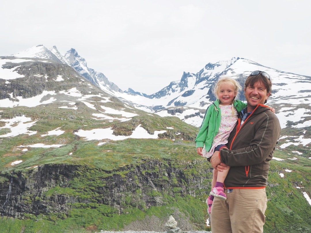 TO GODE VENNER: Ylva (5) med pappa til fjells,. – Hun liker det. Hun liker også å leke prinsesse, forteller Jostein. TO GODE VENNER: Ylva (5) med pappa til fjells,. – Hun liker det. Hun liker også å leke prinsesse, forteller Jostein.