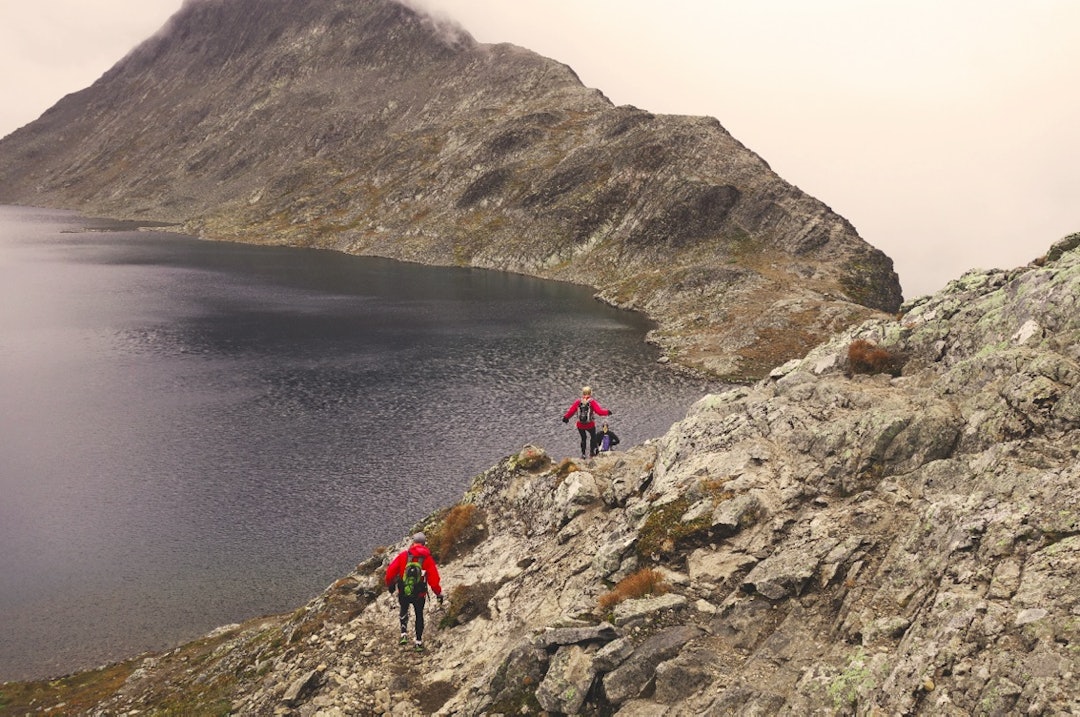 LUFTIG OVER BESSEGGEN: Morgenjoggerne passerer Bessvatnet på vei opp mot Besseggen. Foto: Erlend Sande besseggen
