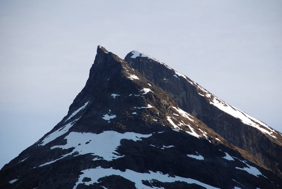 Skagsnebb preger dalen med sitt spisse nebb og stupbratte vegger. Skagsnebb preger dalen med sitt spisse nebb og stupbratte vegger.