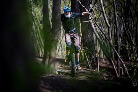 STIVALG: – Mjuke stier med litt utfordringer, steiner og røtter – det er bra for meg. Det finnes stier med mer stein og mikk som jeg prøver meg på, men da må jeg av for hver femtende meter, sier Loe. Erlend Loe