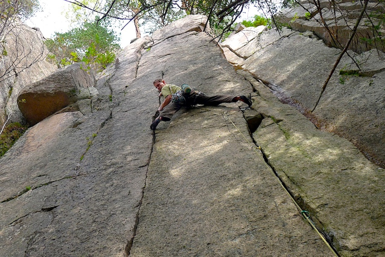 Øystein Krydsby Johnsen klatrer riss på Tverråsen ved Drammen. Foto: Dag Hagen Øystein Krydsby Johnsen klatrer riss på Tverråsen ved Drammen. Foto: Dag Hagen