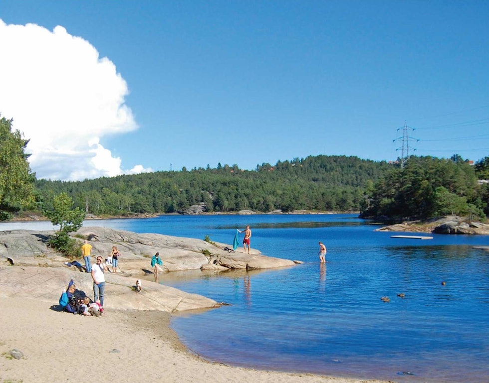 Ved Papirmøllevannet Øvre Jegersbergvann kan du bade, for eksempel på vei ned igjen fra Den omvendte båt. Foto: Torolf Kroglund Den-omvendte-båt-Kristiansand-Torolf-Kroglund-4