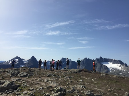 GODT BESØKT: Romsdalseggen er i ferd med å bli en av Norges mest gåtte fjellturer. Det får konsekvenser av varierende art. Foto: Tore Meirik