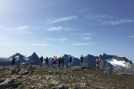 GODT BESØKT: Romsdalseggen er i ferd med å bli en av Norges mest gåtte fjellturer. Det får konsekvenser av varierende art. Foto: Tore Meirik GODT BESØKT: Romsdalseggen er i ferd med å bli en av Norges mest gåtte fjellturer. Det får konsekvenser av varierende art. Foto: Tore Meirik