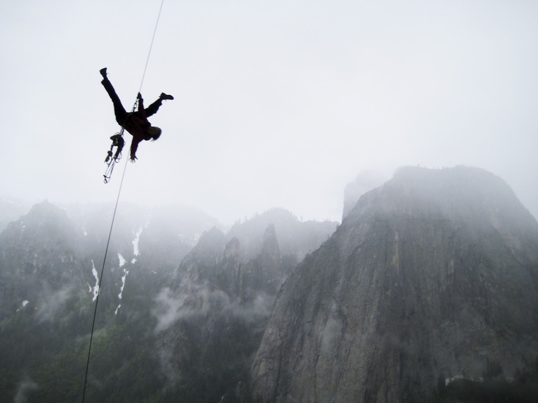 SMAL SAK: Livet vårt hang bokstavelig talt i en tynn tråd. Her øver vi på å stole på tauet i The Alcove Swing ved foten av El Capitan. Foto: Frøydis Aakenes SMAL SAK: Livet vårt hang bokstavelig talt i en tynn tråd. Her øver vi på å stole på tauet i The Alcove Swing ved foten av El Capitan. Foto: Frøydis Aakenes