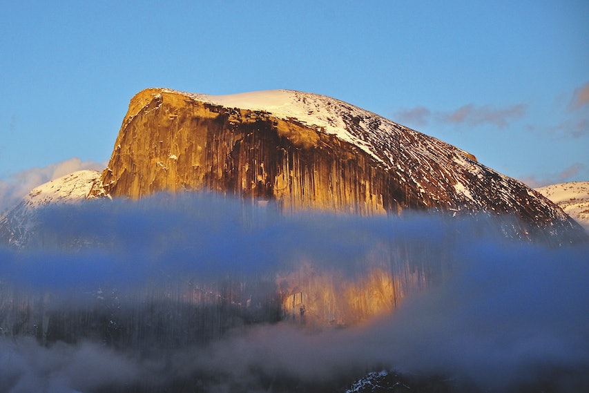 VERTIKAL HVERDAG: Half Dome ble lenge sett på som ubestigelig. Fjellet ligger på østsiden av Yosemite-dalen, og rager mer enn 1444 meter over dalbunnen. 