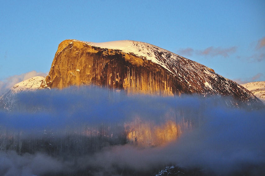 VERTIKAL HVERDAG: Half Dome ble lenge sett på som ubestigelig. Fjellet ligger på østsiden av Yosemite-dalen, og rager mer enn 1444 meter over dalbunnen. VERTIKAL HVERDAG: Half Dome ble lenge sett på som ubestigelig. Fjellet ligger på østsiden av Yosemite-dalen, og rager mer enn 1444 meter over dalbunnen.