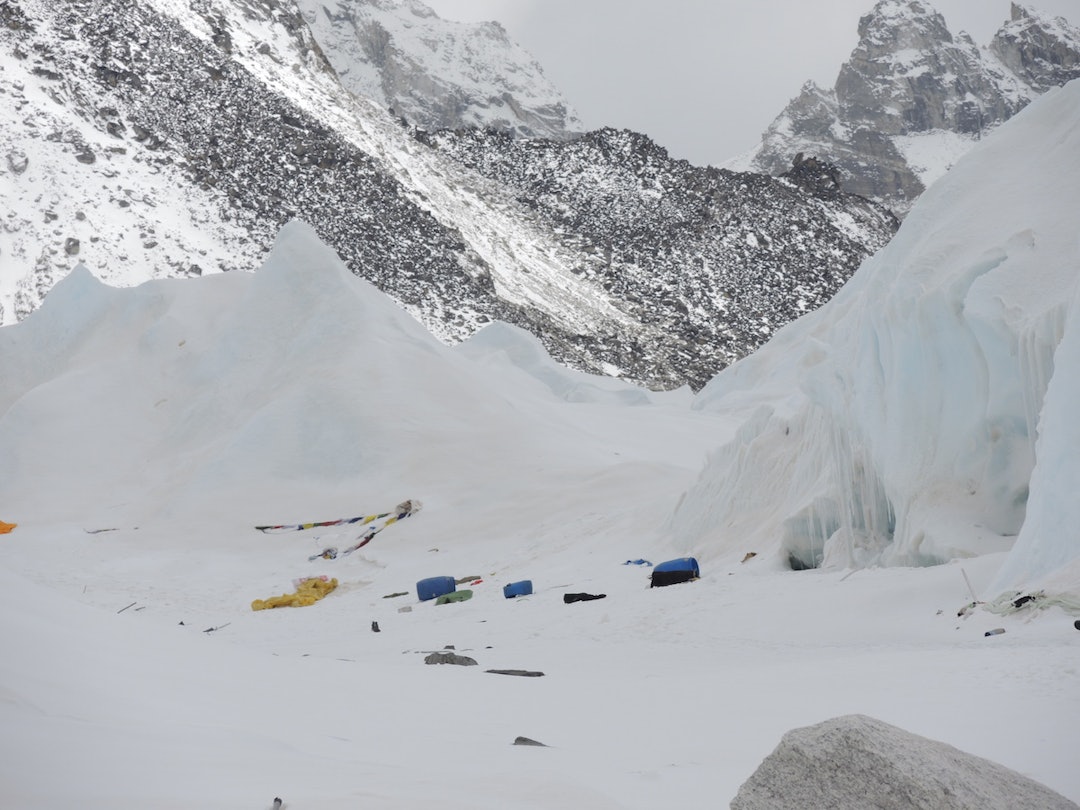 STORE KREFTER: Skredene gjorde at gjenstander ble blåst mange hundre meter av gårde. Her er noe av det som endte ved isfallet. Foto: Ingvill Ytreland skred