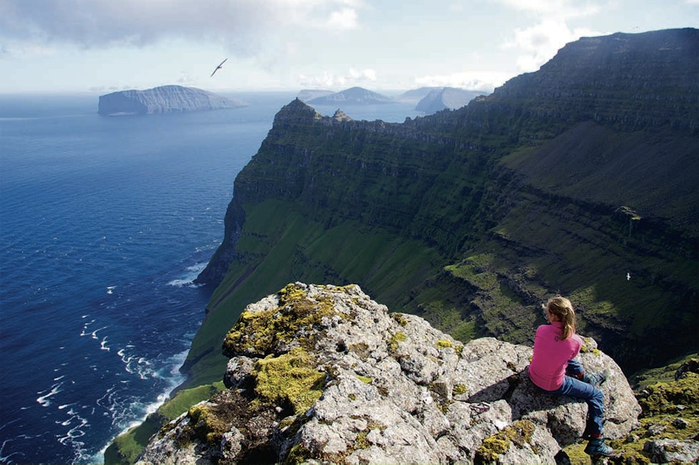 FRI SOM FUGLEN: Gjendine Eidslott ser på fuglelivet fra toppen av Enniberg på nordspissen av Færøyene. – Jeg er glad jeg ikke har høydeskrekk, sier hun, da hadde jeg ikke kommet meg hit.