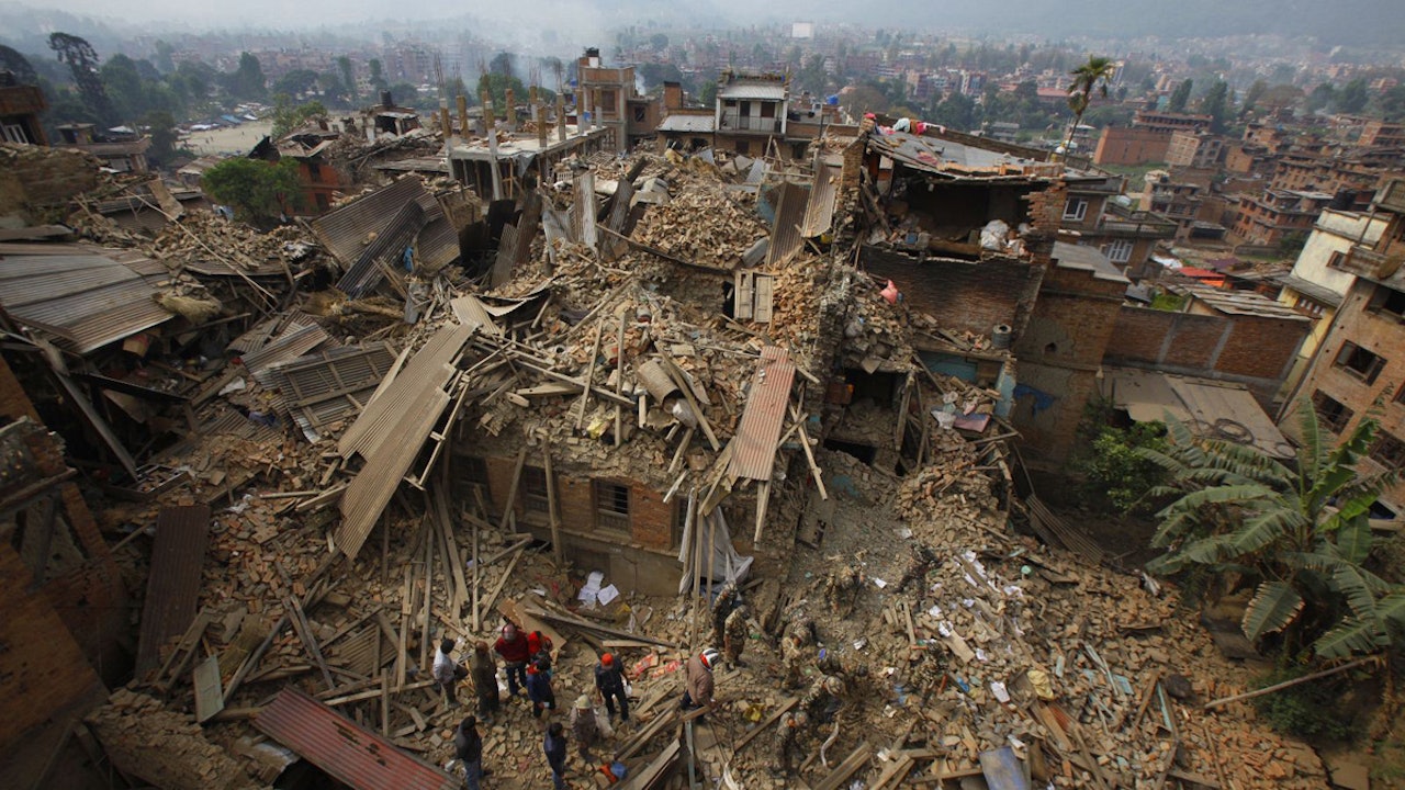  KATASTROFE: Jordskjelvet i Nepal har rammet det lutfattige fjellandet knallhardt. Så langt er over 3700 mennesker bekreftet omkommet, og dødstallene fortsetter å stige. Foto: AP/Niranjan Shrestha