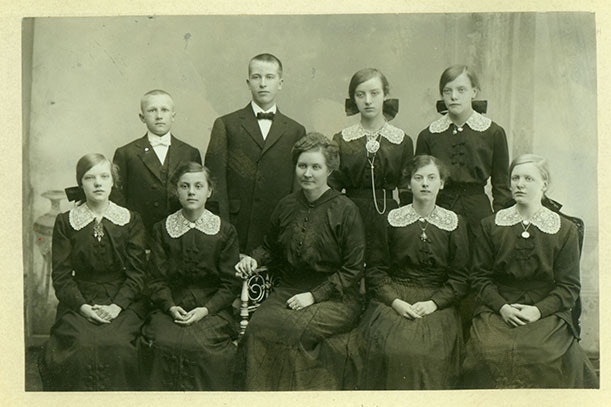 Fanny Paulsen i midten, første rekke, døveskolen i Holmestrand. Foto: Utlånt av Statsped.