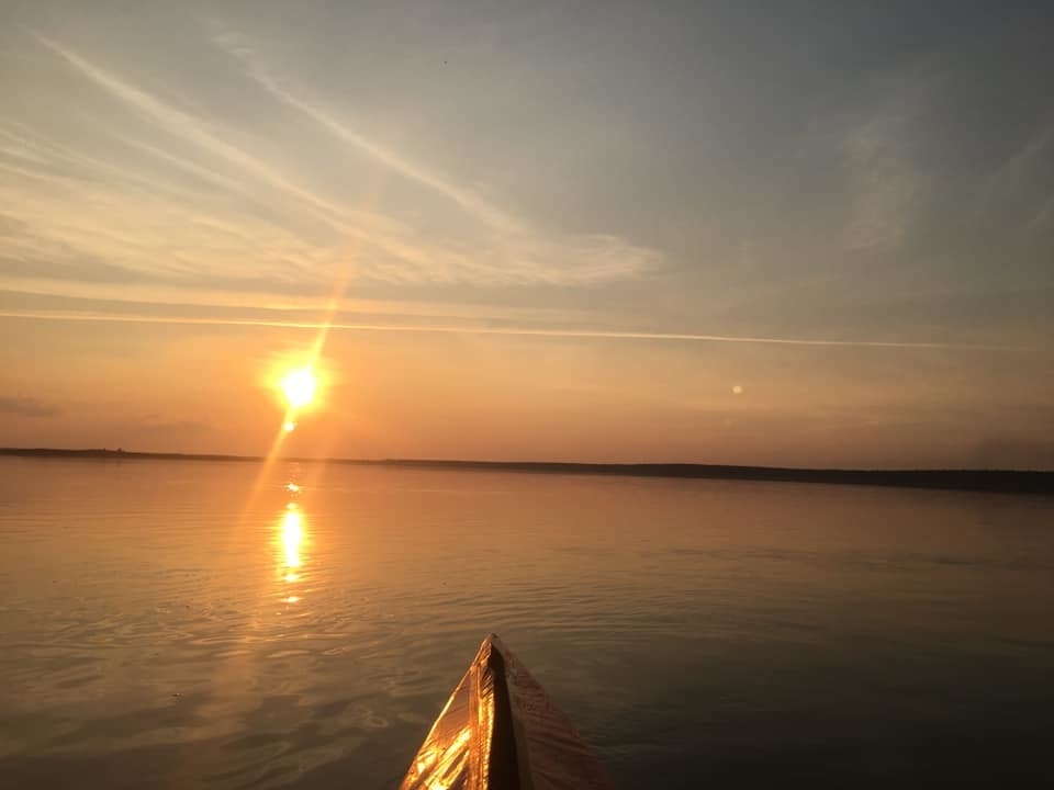 MIDNATTSSOLA: Sett fra kajakken i Srednekolymsk. Foto: Privat