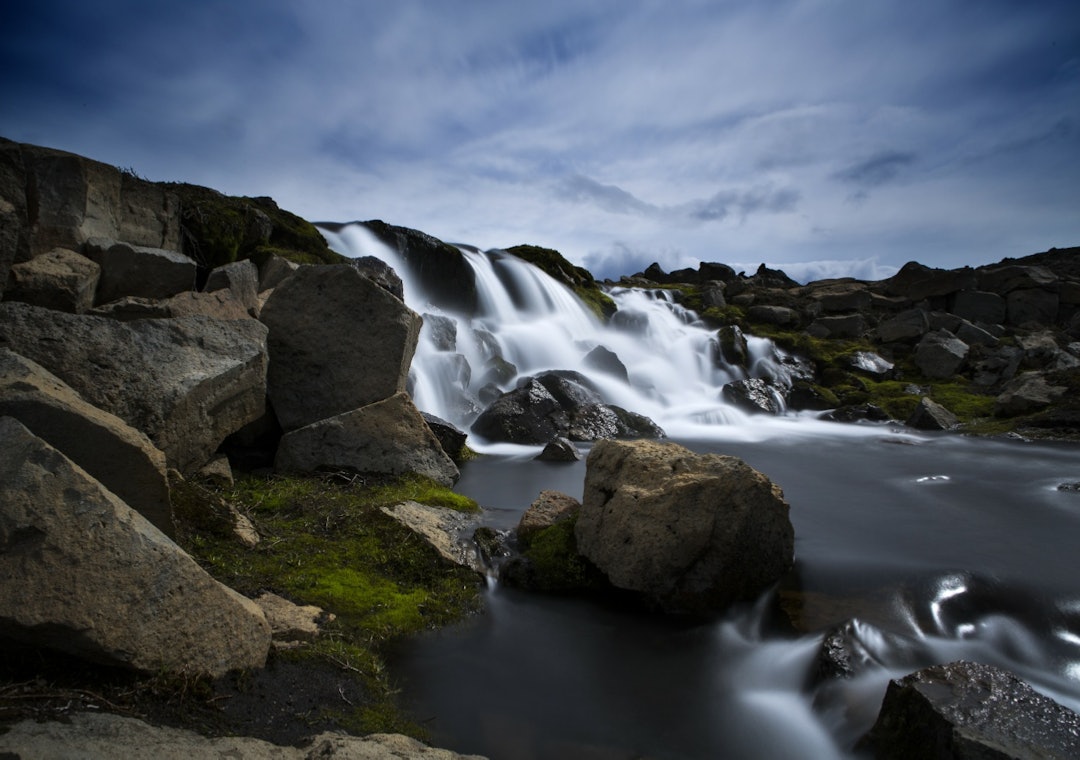 – Etter å ha gått tom for vann var det godt å fylle flaskene i denne vakre bekken i det islandske høylandet, forteller han. Foto: Trym Sannes island foss