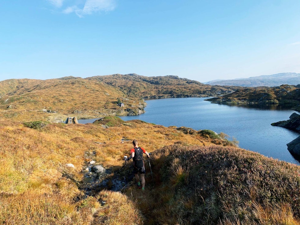 MOT RAUDNIPA: På vei ned mot Holmavatnet hvor vi krysser ved demningen litt til venstre i bildet. Vi ser toppen av Raudnipa rett fram. Foto: Fredrik Berentsen løpetur i bergen