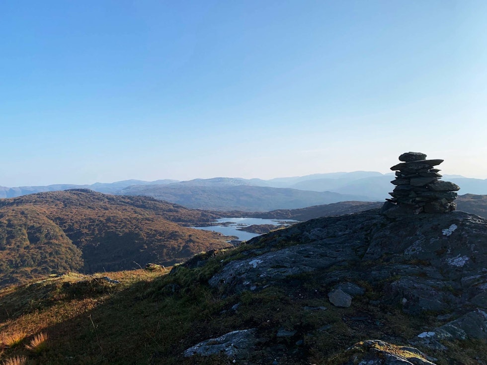 RAUDNIPA: Herfra får du flott skue ned mot Vaksdal ved Sørfjorden. Foto: Fredrik Berentsen raudnipa utenfor bergen