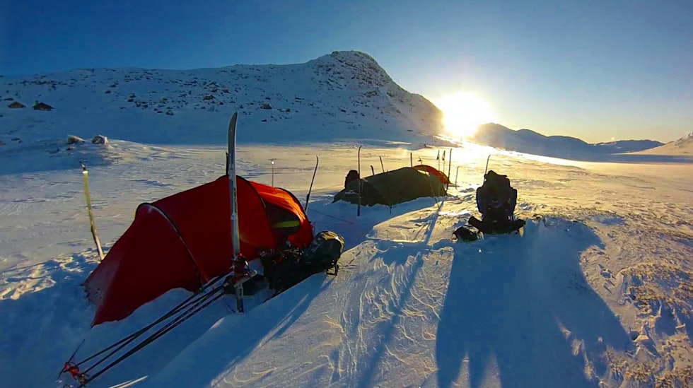 Morgenstund i Slettedalen med Slettedalsbu i åssiden til venstre. Foto: Espen Laaveg
