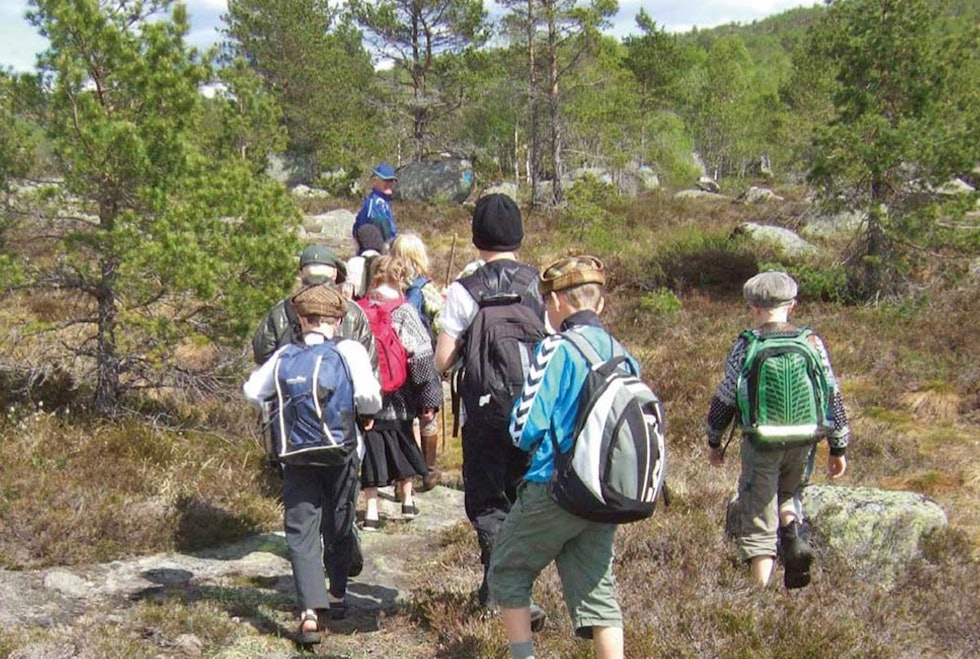 Moderne barn i gammeldagse klær prøver barnevandrerstien over Kvinesheia. Foto: Siv Hemsett/Barnevandrerstien Barnevandrerstien-1etappe-Kvinesdal-Snartemo-Siv-Hemsett-2