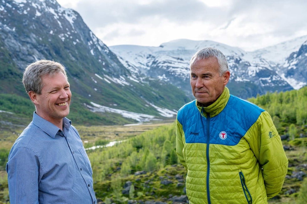 NYTT FYRTÅRN: Luster Turlag, representert med Ole Schanke Eikum og Stein Bugge Næss, får en av Norges mest moderne fjellhytter på Tungestølen, med fantastisk beliggenhet i Breheimen.