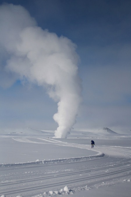 EKSOTISK: En sprutende geysir er litt av en opplevelse for oss skiturister. Foto: Orkugangan