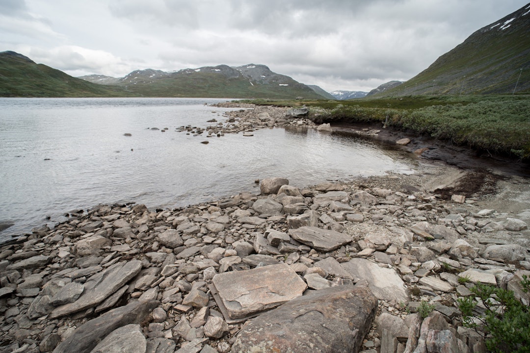 Eldrevatnet kan være startpunkt for en tur til Høgeloft fra bilen. Foto: Wikimedia Eldrevatnet Hemsedal Lærdal