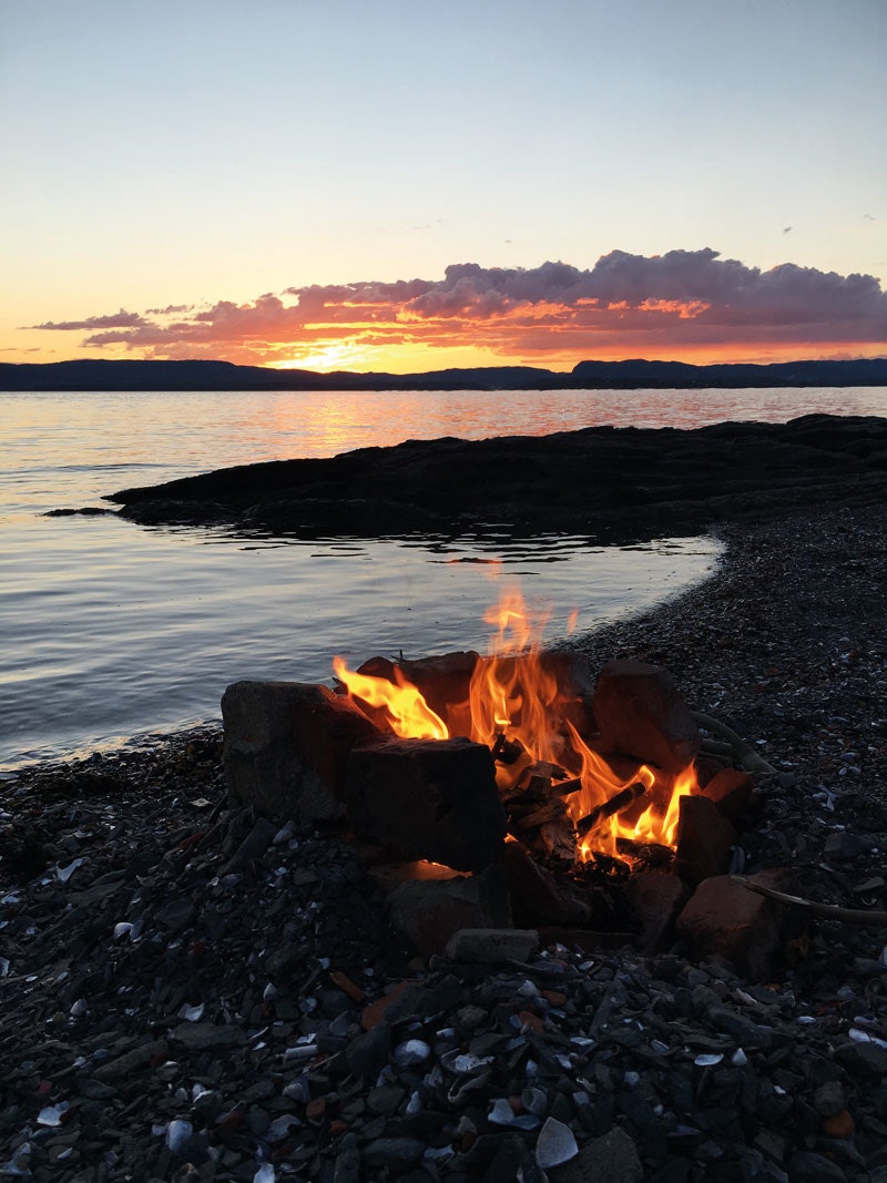 BÅL VED SJØEN: I vannkanten er det fint å fyre opp bål, og enkelt å slukke. Foto: Nina Volstad bål uienetter familietur