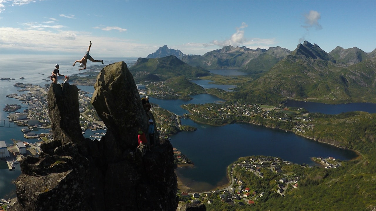 EKSPONERT FLIP: Brage Hernes Gåsvær gjør frontflip med halvskru høyt over Svolvær. Foto: Jarl Gåsvær EKSPONERT FLIP: Brage Hernes Gåsvær gjør frontflip med halvskru høyt over Svolvær. Foto: Jarl Gåsvær