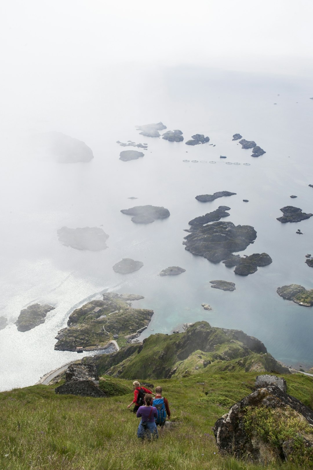 MOT SØRHEIA: Videre fra Steinetinden må man gå litt tilbake og ned før man følger fjellsiden under Steinetinden videre ned mot Sørheia. Foto: Marte Stensland Jørgensen steinetinden lofoten