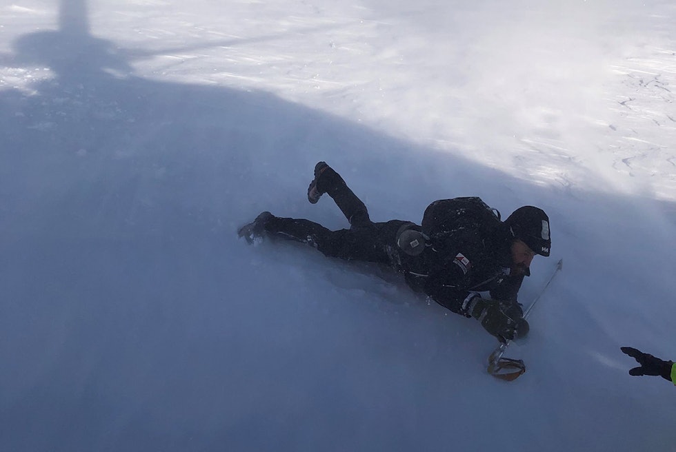 HER BLIR HAN REDDET: Remi Grinius strekker hånda ut til redningsmannen etter en kald natt i teltet. Foto: Hovedredningssentralen redning jotunheimen