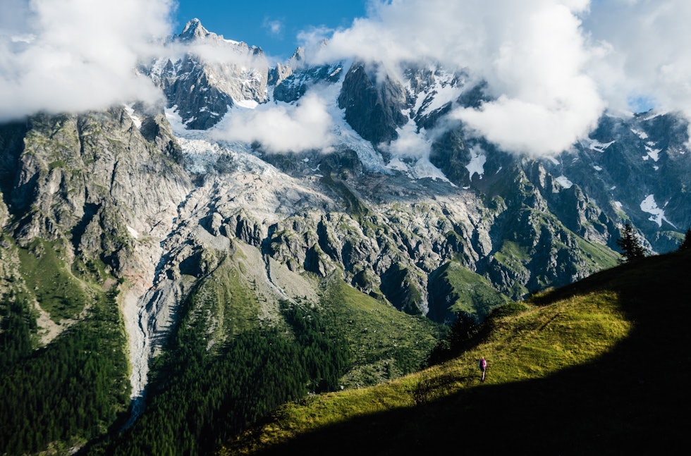 FINE FORHOLD: Elle Cochrane vandrer på Tour du Mont Blanc i Val Ferret. Den vakre dalveien Val Ferret ligger bare noen kilometer fra Courmayeur i italienske Aostadalen og gir enkel tilgang til fantastiske vandringer med utsikt over Mont Blanc-massivet.