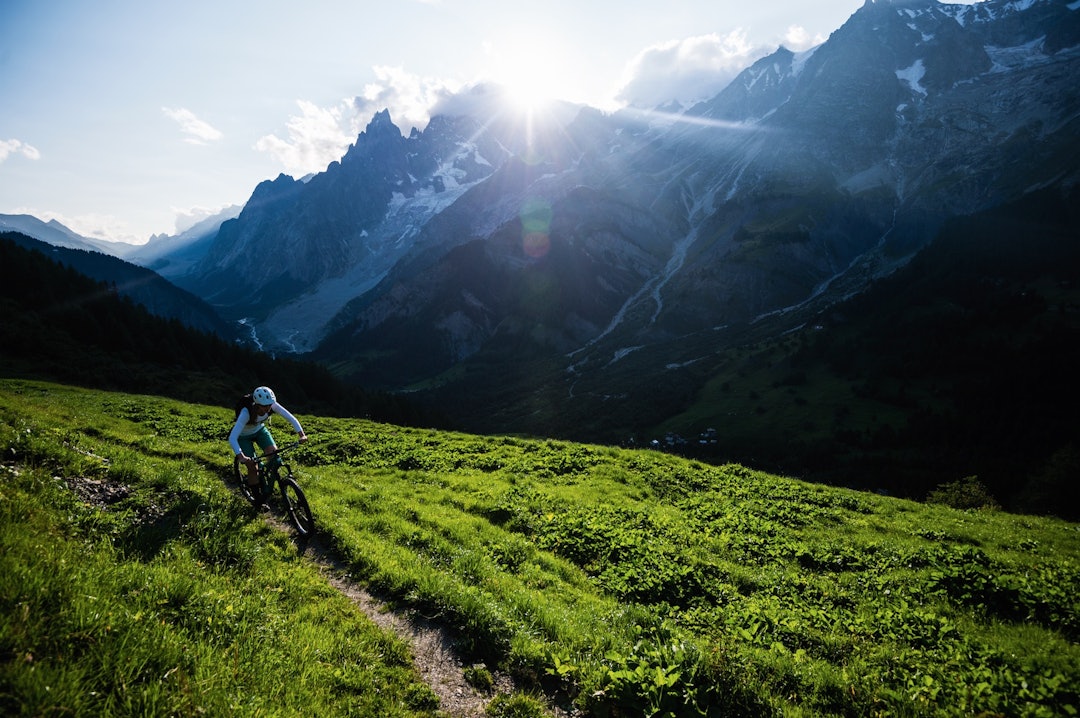 SYKKEL: Stisykling nedover Tour du Mont Blanc i Val Ferret. Solen holder på å gå ned bak Mont Blanc.