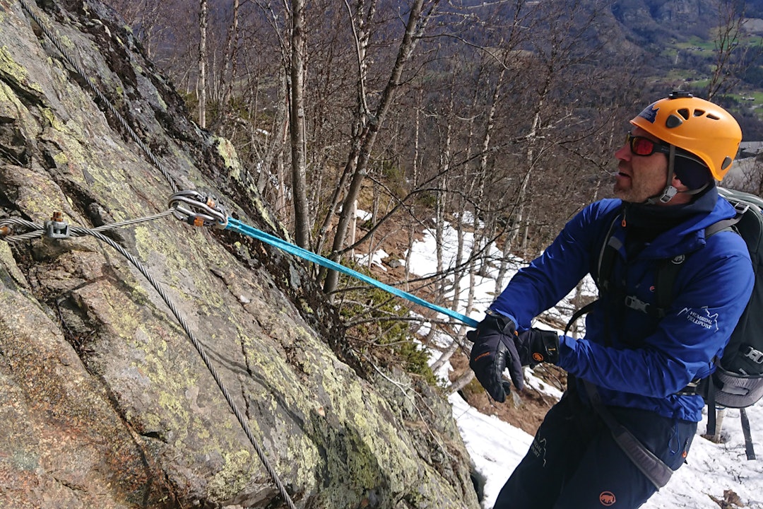 Trenger du en hvil, kan du henge i slynga som en klatrer i et tau. Foto: Adam Tumidajewicz via ferrata teknikk hvilke tau