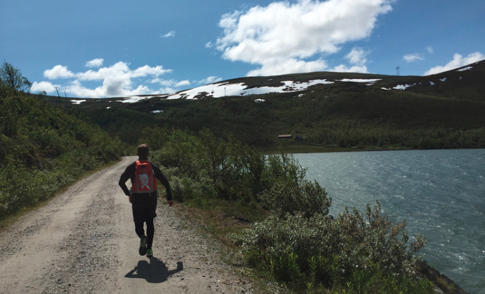 Det er et fantastisk vær å løpe i. Her fra den første kilometeren langs Ustevatnet. Løping hardangervidda