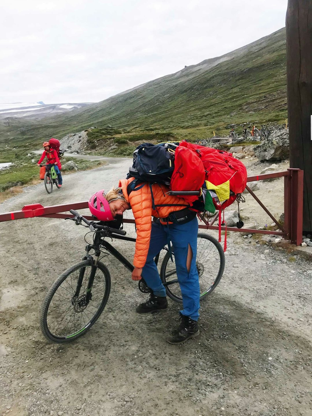 Logistikk og utstyr: Artikkelforfatter Elisa kollapser foran sykkelen etter 14 timers herlig aktivitet. Logistikk og utstyr: Artikkelforfatter Elisa kollapser foran sykkelen etter 14 timers herlig aktivitet.