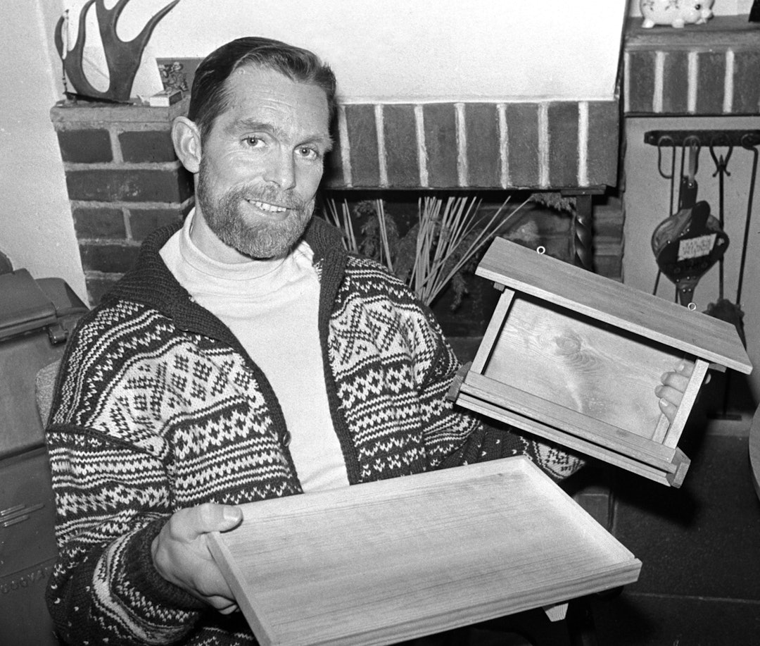 OSLO 1969: Naturfotograf, forfatter og programleder i NRK Sverre M. Fjelstad oppfordrer folk til å huske på småfuglene om vinteren. Her Fjelstad med fuglebrett. Foto: Laurvik / NTB / Scanpix sverre m fjelstad