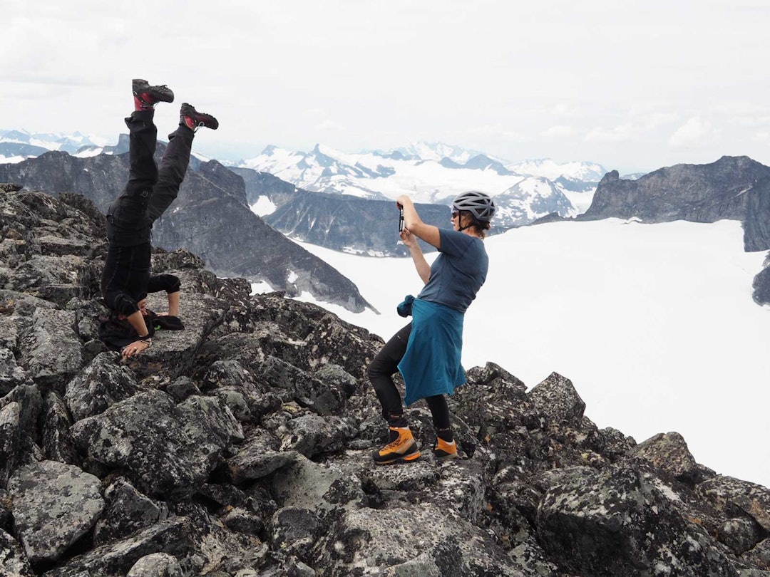 Summit! Hvorfor ikke samle på stå på hode bilder fra hver fjelltopp? Summit! Hvorfor ikke samle på stå på hode bilder fra hver fjelltopp?