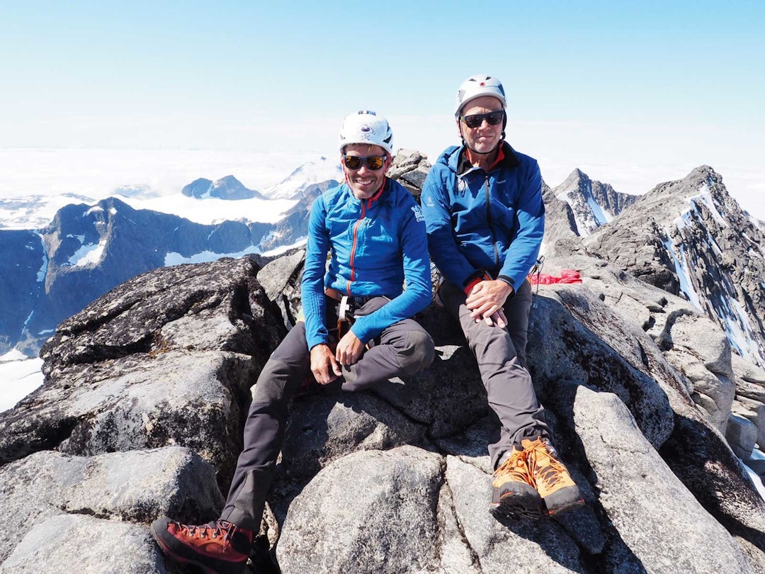 FJELLFØRERNE: Guidene Tore og Truls nyter et øyeblikk før ferden går videre. guider jotunheimen