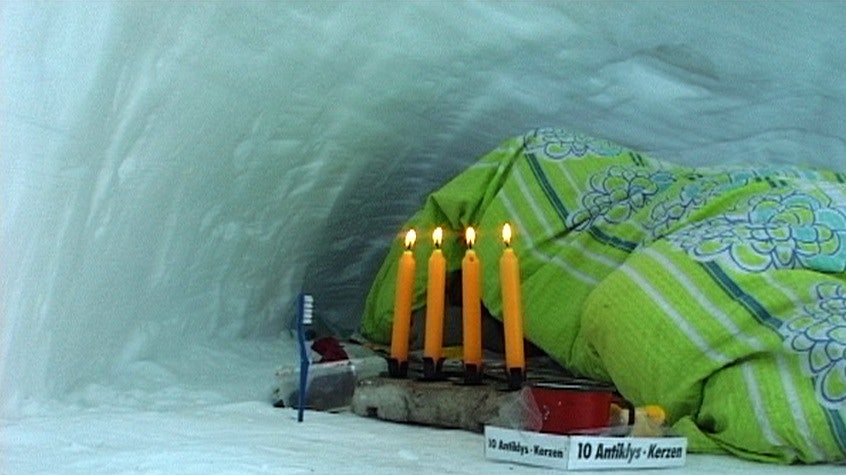 ETTROMS: For de fleste er snøhuler knyttet til nødly eller fritidsprosjekter. Sverre Nøkling bor der. Foto: F(x) Produksjoner snøhulemannen