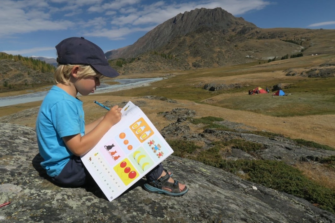 UTE-TIME: Det går an å ta med leksene også, så klart. Her er Tristan Cuypers i full konsentrasjon et sted i Altaifjellene i Mongolia. Foto: Jochem Cuypers UTE-TIME: Det går an å ta med leksene også, så klart. Her er Tristan Cuypers i full konsentrasjon et sted i Altaifjellene i Mongolia. Foto: Jochem Cuypers