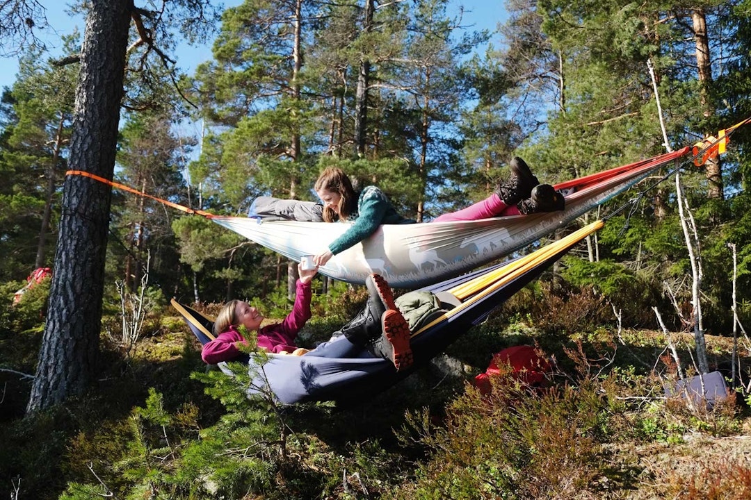 PÅ DELING: Vanligvis er det Stine som pleier å ligge i overkøya og Hege nederst, slik de alltid gjorde da de delte rom som små.