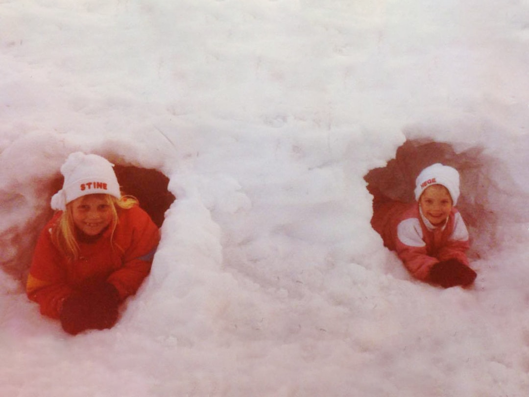 UTE-LEK: Snøhule-moro. UTE-LEK: Snøhule-moro.