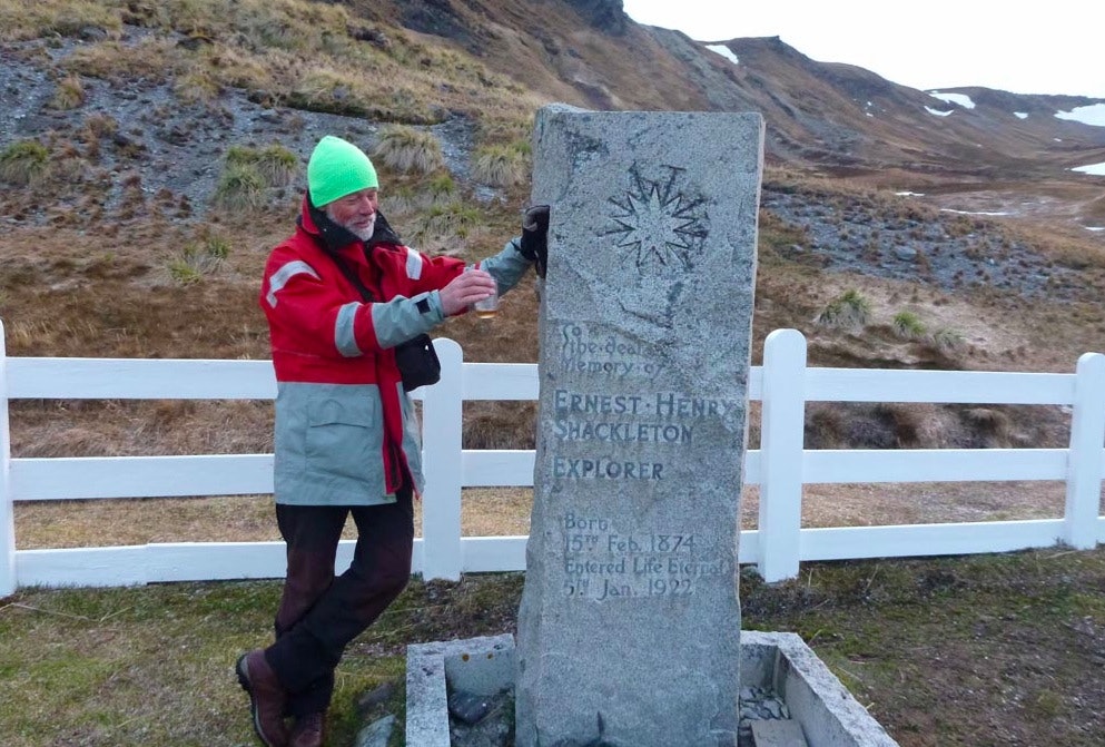 Artikkelforfatteren ved graven til Ernest Henry Shackleton, som ble 48 år gammel. 