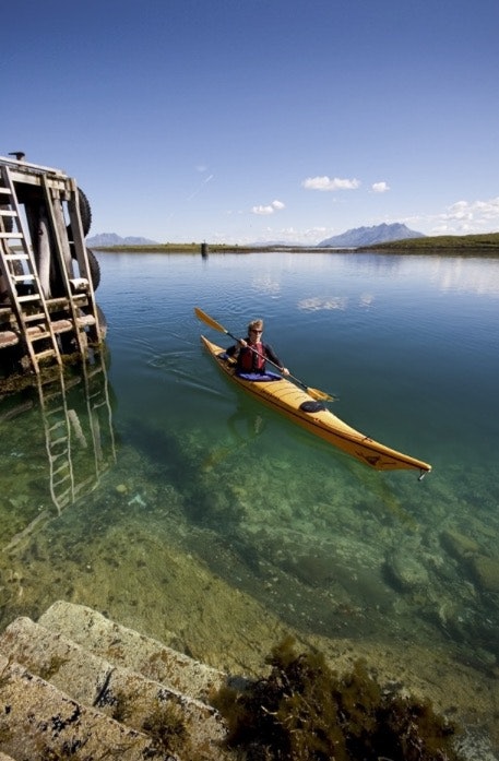 PADLERNES DRØMMESTED: Helgelandskysten kalles ofte en av verdens vakreste skjærgårder, og har over 12.000 holmer og skjær. Foto: Matti Bernitz Pedersen padling på helgeland