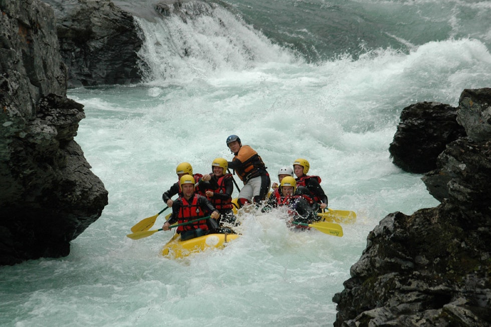 Guiden sitter bakerst og styrer retningen på båten, mens mannskapet skal padle i takt. Foto: Martin Dørum Jære Padling Driva guide Fri Flyt Utemagasinet